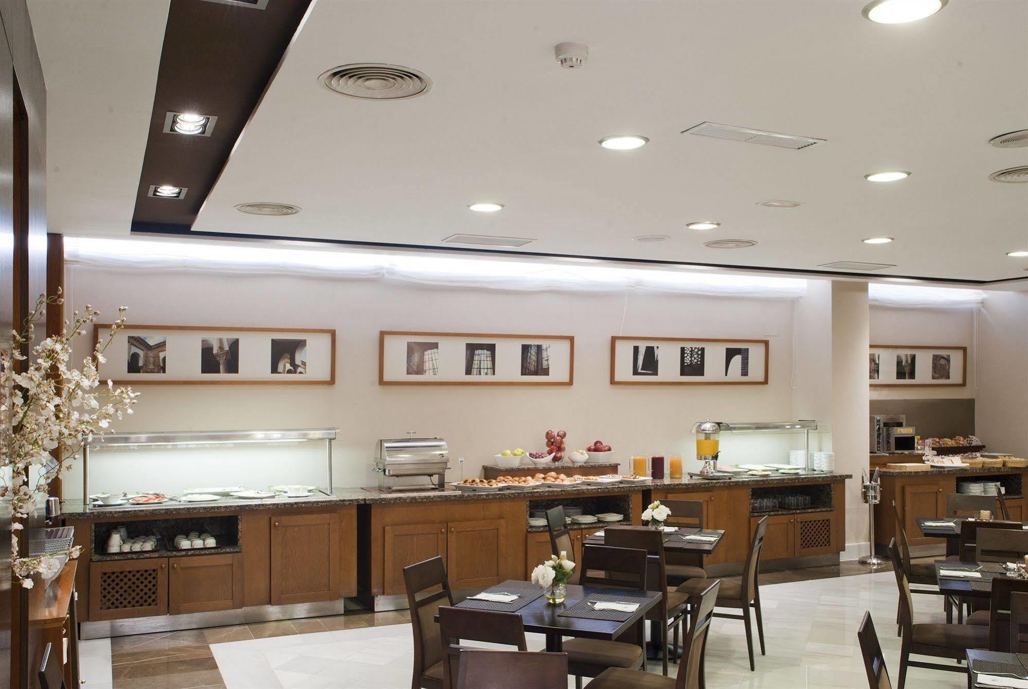 Exe Ciudad De Cordoba Hotell Restaurang bild